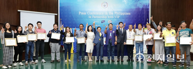 2019년 2월 14일 필리핀 12개 언론사 기자들이 필리핀 고등교육위원회(CHED)에서 이 대표와의 기자회견을 가진 이후 HWPL 홍보대사에 임명돼 위촉장을 들고 ‘위아원(we are one)’을 외치고 있다. (제공: HWPL) ⓒ천지일보 2021.12.1