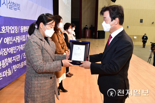 조규일 진주시장이 30일 구 과기대 100주년기념관 진농홀에서 열린 ‘제9회 어울림한마당’ 행사에서 장애인복지 증진 시민에게 표창장을 수여하고 있다. (제공: 진주시) ⓒ천지일보 2021.11.30