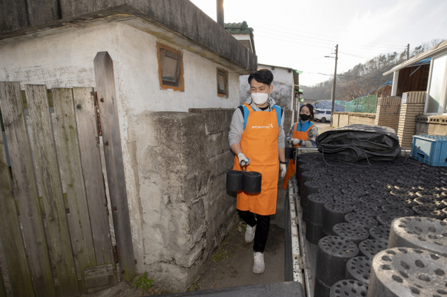 KT&G 임직원 봉사단이 지난 29일 경기도 연천 지역에서 난방시설이 열악한 가정에 연탄 나눔 봉사활동을 진행하고 있다. (제공: KT&G)