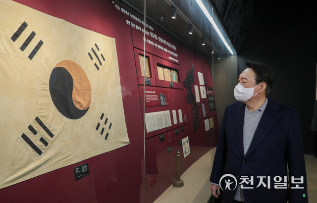 [천지일보=박준성 기자] 국민의힘 윤석열 대선후보가 1일 충남 천안 동남구 독립기념관을 방문해 제3전시관 겨레의함성에서 진관사 태극기를 살펴보고 있다.  ⓒ천지일보 2021.12.1