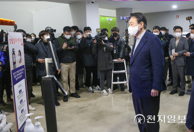 [천지일보 천안=박주환 기자] 충청권 민생투어 마지막 날인 1일 오전 충남 천안시 목천읍 독립기념관을 방문한 국민의힘 윤석열 대선후보가 겨레의 함성 전시관을 들어서면서 발열체크를 하고 있다. ⓒ천지일보 2021.12.1