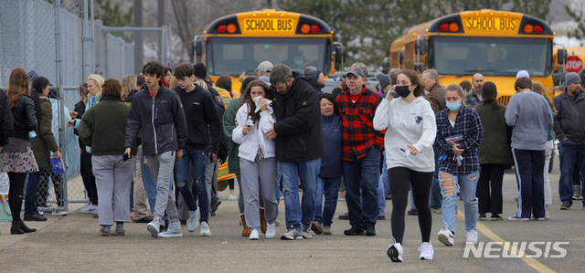 11월 30일(현지시간) 미국 미시간주 옥스퍼드 고등학교에서 총기난사가 발생한 이후 학생들이 주차장에서 부모를 만나 돌아가고 있다. (출처: 뉴시스)