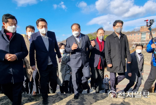 [천지일보 천안=박주환 기자] 국민의힘 윤석열 대선후보가 충청권 민생투어 마지막 날인 1일 오전 독립기념관에 이어 아산시 신창면 폴리텍대학을 방문하고 있다. ⓒ천지일보 2021.12.1