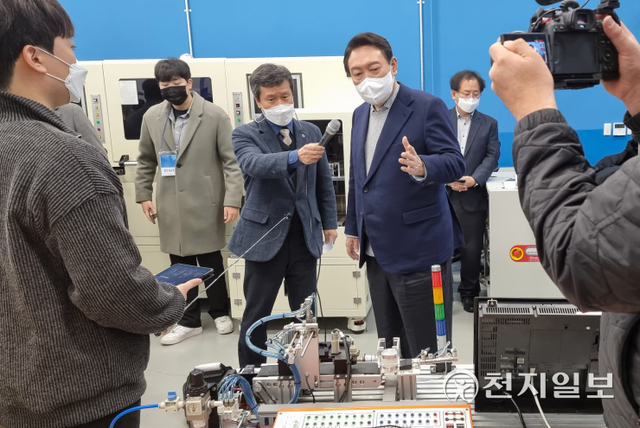 [천지일보 아산=박주환 기자] 국민의힘 윤석열 대선후보가 충청권 민생투어 마지막 날인 1일 오전 독립기념관에 이어 한국폴리텍대학 아산캠퍼스를 방문해 창의융합실서 개발 작품 시연을 지켜보고 있다. ⓒ천지일보 2021.12.1