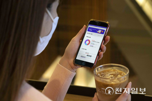 SK텔레콤 모델이 T멤버십 앱을 쓰고 있다. (제공: SK텔레콤) ⓒ천지일보 2021.12.1