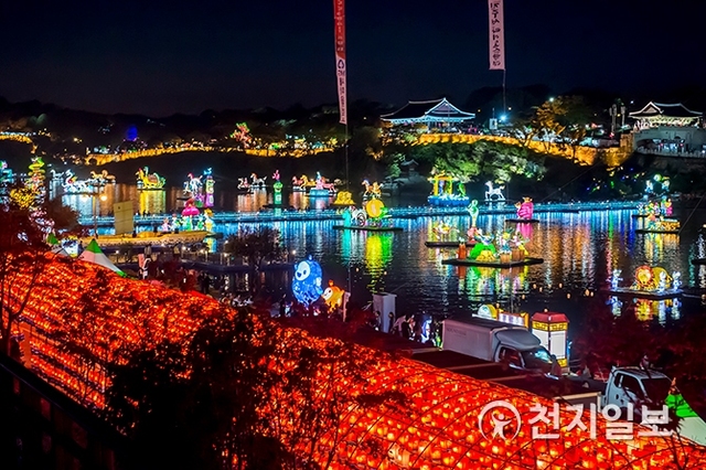 ‘진주남강유등축제’ 기간 진주성을 배경으로 남강 위에 대형유등이 펼쳐져 있다. (제공: 진주시) ⓒ천지일보 2019.10.2