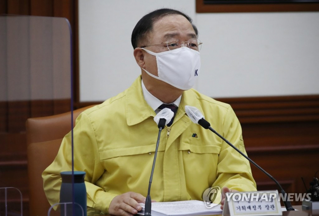 홍남기 경제부총리 겸 기획재정부 장관이 2일 정부서울청사에서 열린 제49차 비상경제 중앙대책본부 회의를 주재하고 있다. (출처: 연합뉴스)