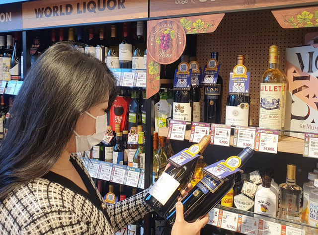 고객이 이마트24 매장에서 와인을 고르고 있다. (제공: 이마트24)