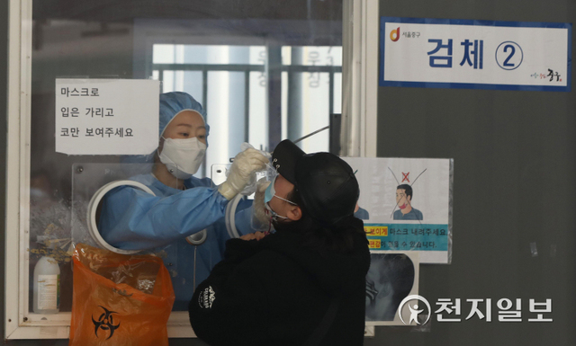 [천지일보=남승우 기자] 신종 코로나바이러스 감염증(코로나19) 신규 확진자가 3928명으로 집계된 28일 오후 서울역 광장 임시 선별검사소에서 의료진이 검체 채취를 하고 있다. ⓒ천지일보 2021.11.28