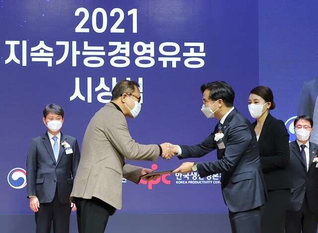 정길근 CJ제일제당 지속가능경영담당 부사장이 지난 1일 열린 ‘2021 지속가능경영유공’ 시상식에서 산업통상자원부 차관으로부터 종합ESG 부문 산업통상자원부 장관표창을 수여받고 있다. (제공: CJ제일제당)