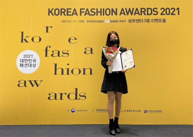 이수연 브랜드엑스코퍼레이션 대표가 ‘제14회 코리아패션대상’ 국무총리 표창을 수상하고 기념촬영을 하고 있다. (제공: 브랜드엑스코퍼레이션)