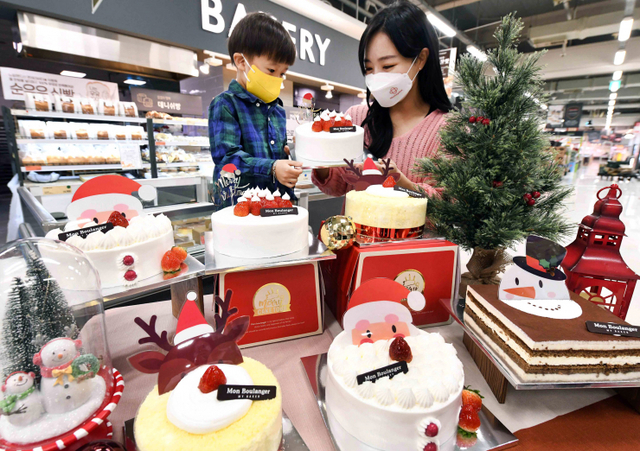 모델이 2일 서울 등촌동 홈플러스 강서점에서 아동과 함께 몽 블랑제 크리스마스 케이크들을 선보이고 있다. (제공: 홈플러스)