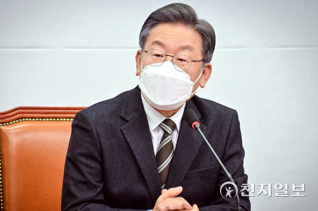 [천지일보=박준성 기자] 더불어민주당 이재명 대선후보가 1일 서울 여의도 국회 당대표실에서 열린 코로나19 긴급회의에서 발언하고 있다. ⓒ천지일보 2021.12.1