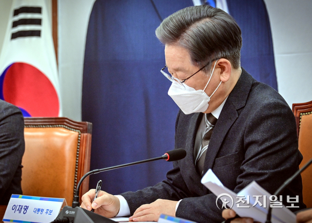 [천지일보=박준성 기자] 더불어민주당 이재명 대선 후보가 1일 서울 여의도 국회 당대표실에서 열린 코로나19 긴급회의에서 경청하고 있다. ⓒ천지일보 2021.12.1