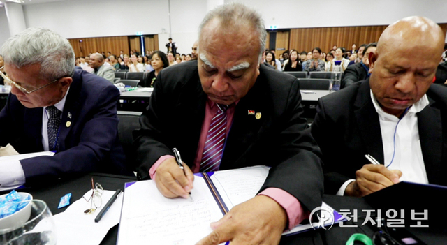 2019년 2월 18일 시드니 국제컨벤션센터에서 열린 ‘2019 청년 평화 콘퍼런스’에 참석한 고위급 정치 지도자들이 DPCW 지지 동의서에 서명하고 있다. (제공: HWPL) ⓒ천지일보 2021.12.3