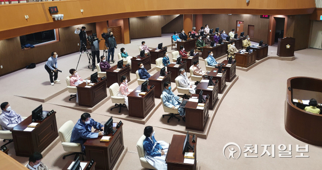 [천지일보 진주=최혜인 기자] 2일 제234회 진주시의회 2차 정례회 2차 본회의에서 모든 의원과 간부 공무원들이 ‘진주실크’로 만든 한복을 착용한 가운데 회의를 진행하고 있다. ⓒ천지일보 2021.12.2