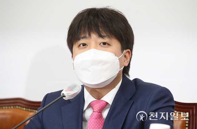 [천지일보=박준성 기자] 국민의힘 이준석 대표가 25일 서울 여의도 국회에서 열린 최고위원회의에서 발언하고 있다. ⓒ천지일보 2021.11.25