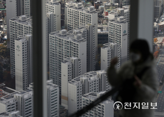 [천지일보=남승우 기자] 수도권 아파트값이 고공행진을 이어가면서 상위 20%의 아파트값도 처음으로 15억원을 돌파했다. 지난 9일 KB국민은행 월간 주택가격 동향 시계열 통계에 따르면 지난달 수도권 5분위(상위 20%) 아파트값은 평균 15억 307만원으로 관련 통계가 집계·공개되기 시작한 이래 역대 최고치를 기록했다. 지난달 기준 서울의 상위 20% 아파트값(23억673만원)은 23억원, 인천(7억3874만원)은 7억3000만원을 넘어섰고 경기(9억5950만원)는 9억6000만원에 다가섰다. 사진은 11일 오후 서울 송파구 롯데월드타워 전망대 서울스카이에서 바라본 서울 시내의 아파트 단지의 모습. ⓒ천지일보 2021.11.11