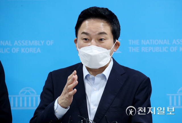 [천지일보=박준성 기자] 국민의힘 원희룡 대선 경선후보가 28일 서울 여의도 국회 소통관에서 대장동 게이트 관련 긴급 기자회견을 마친 뒤 취재진의 질문에 답하고 있다. ⓒ천지일보 2021.10.28