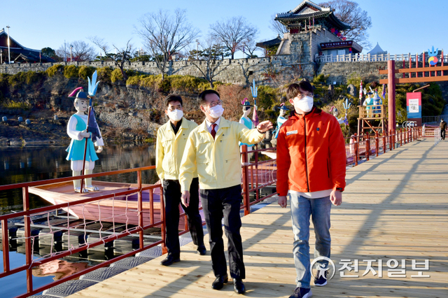 이상영 진주시의회 의장(가운데)이 2일 남강유등축제와 코리아드라마페스티벌 등 12월 축제 현장을 방문해 추진현황을 점검하고 있다. (제공: 진주시의회) ⓒ천지일보 2021.12.3
