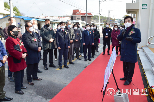 3일 진주시 일반성면에서 열린 주민자치센터 리모델링 사업 준공식에서 조규일 시장이 축사를 하고 있다. (제공: 진주시) ⓒ천지일보 2021.12.3