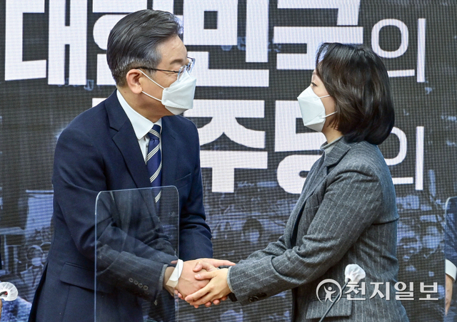 [천지일=박준성 기자] 더불어민주당 이재명 대선후보와 조동연 신임 공동상임선대위원장이 30일 서울 여의도 중앙당사에서 기자간담회를 마친 뒤 악수하고 있다. ⓒ천지일보 2021.11.30