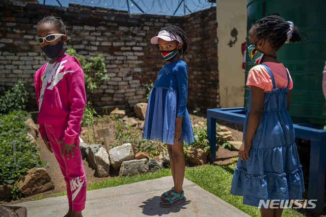11월 30일(현지시간) 남아프리카 요하네스버그 알렉산드라 타운쉽의 ‘영혼의 날’에 마스크를 쓴 학생들이 교실에 들어가기 위해 줄을 서 있다. (출처: 뉴시스)