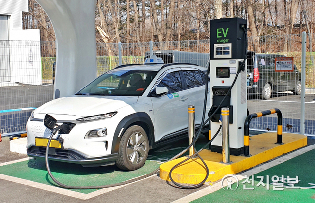 [천지일보=정다준 기자] 19일 오후 서울 서초구 양재동에 위치한 도심형 수소·전기차 융복합 충전소 ‘양재그린카스테이션’ 내 전기차 충전소에서 한 차량이 충전을 하고 있다. ⓒ천지일보 2021.2.19