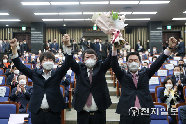 [천지일보=박준성 기자] 국민의힘 윤석열 대선후보가 8일 서울 여의도 국회에서 열린 현안 관련 보고를 위한 의원총회에서 이준석 대표, 김기현 원내대표와 기념촬영을 하고 있다. ⓒ천지일보 2021.11.8