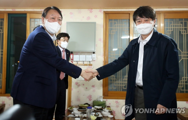 국민의힘 윤석열 대선 후보와 이준석 대표가 3일 울산 울주군의 한 식당에서 만찬 회동을 하고 있다. (출처: 연합뉴스)