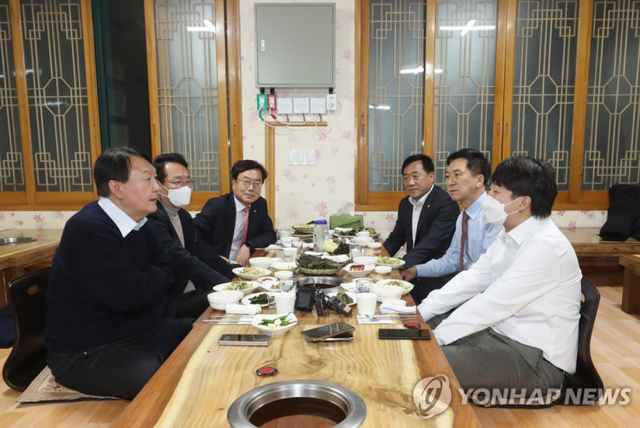 국민의힘 윤석열 대선 후보와 이준석 대표가 3일 울산 울주군의 한 식당에서 만찬 회동을 하고 있다. (출처: 연합뉴스)