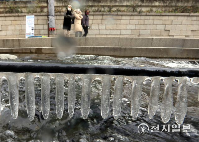 [천지일보=남승우 기자] 서울 아침 최저 기온이 영하 4도까지 떨어지면서 영하권의 강추위가 이어진 2일 서울 종로구 청계천에 설치된 전선에 고드름이 맺혀 있다. ⓒ천지일보 2021.12.2