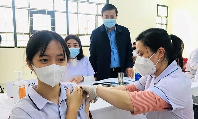 베트남 중부 타인호아성에서 코로나19 백신을 맞는 여학생 (출처: VN익스프레스 사이트 캡처, 연합뉴스)