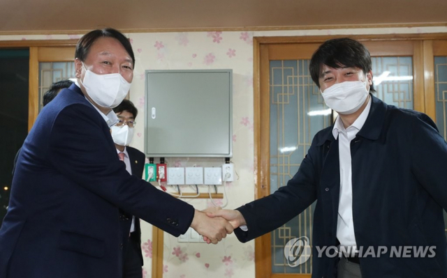 국민의힘 윤석열 대선 후보와 이준석 대표가 3일 울산 울주군의 한 식당에서 만찬 회동에 앞서 악수하고 있다.  (출처: 연합뉴스)