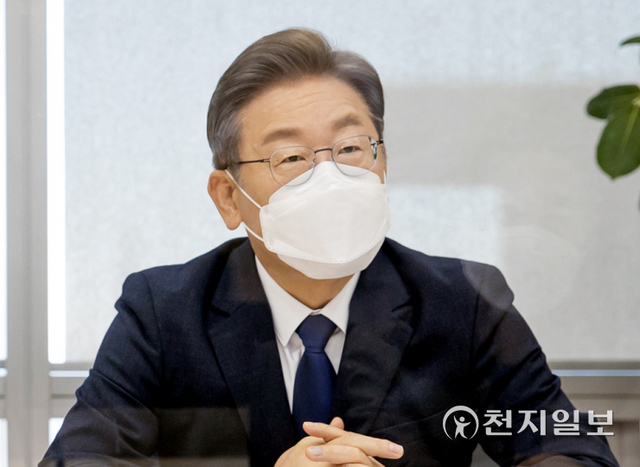 [천지일보=박준성 기자] 더불어민주당 이재명 대선후보가 3일 서울 서초구 삼성경제연구소를 방문해 차문중 소장을 비롯한 연구원들과 간담회를 하고 있다. ⓒ천지일보 2021.12.3