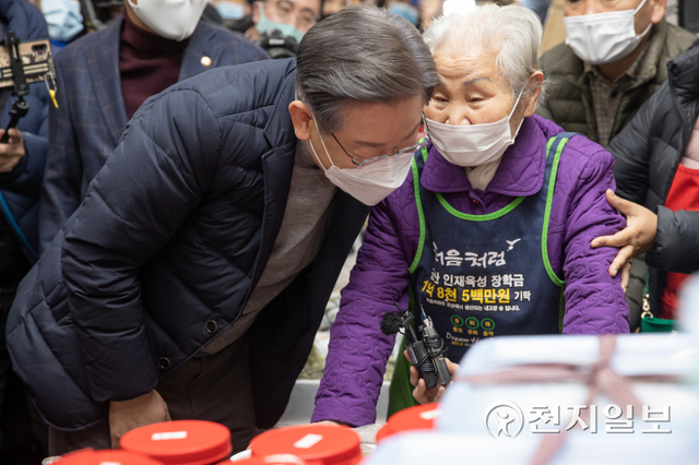 [천지일보=박준성 기자] 더불어민주당 이재명 대선후보가 4일 전북 군산시 공설시장을 방문해 상인과 대화를 나누고 있다. (제공: 이재명 캠프) ⓒ천지일보 2021.12.4