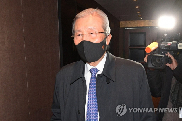 김종인 전 국민의힘 비상대책위원장이 2일 서울 여의도 63스퀘어의 한 음식점에 들어서고 있다. (출처: 연합뉴스)