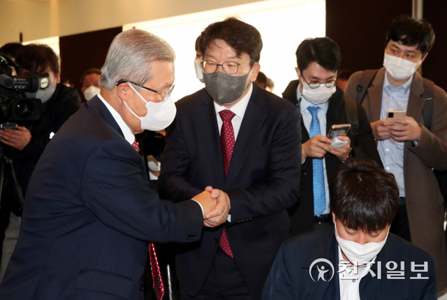 [천지일보=박준성 기자] 국민의힘 김종인 전 비상대책위원장(왼쪽)과 윤석열 대선후보의 비서실장인 권성동 의원이 15일 오전 서울 용산구 그랜드 하얏트 서울에서 열린 ‘만화로 읽는 오늘의 인물이야기 ‘비상대책위원장-김종인’ 출판기념회에서 인사를 나누고 있다. 오른쪽은 이준석 대표. ⓒ천지일보 2021.11.15
