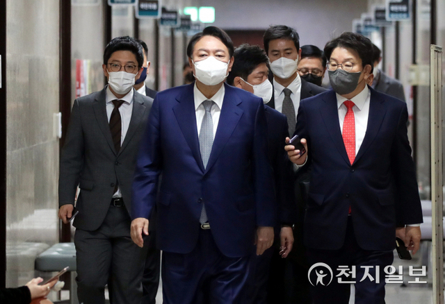 [천지일보=박준성 기자] 국민의힘 윤석열 대선후보와 권성동 사무총장이 22일 서울 여의도 국회에서 열린 최고위원회의에서 참석하고 있다. ⓒ천지일보 2021.11.22