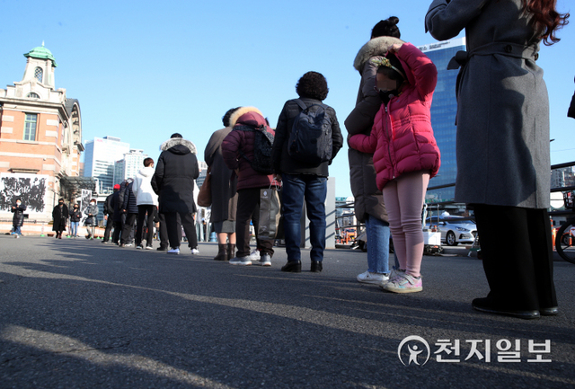 [천지일보=박준성 기자] 국내 신종 코로나바이러스 감염증(코로나19) 신규 확진자가 5352명으로 집계된 4일 서울 중구 서울역 광장에 설치된 임시선별검사소에서 시민들이 코로나19 검사를 하기 위해 긴 줄을 서서 기다리고 있다. ⓒ천지일보 2021.12.4