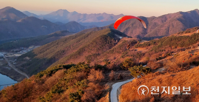 [천지일보 단양=박주환 기자] 영하의 쌀쌀한 날씨에도 관광객들이 4일 충북 단양 카페산에서 패러글라이딩을 즐기고 있다. (독자제공) ⓒ천지일보 2021.12.5