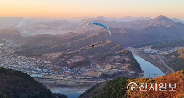 [천지일보 단양=박주환 기자] 영하의 쌀쌀한 날씨에도 관광객들이 4일 충북 단양 카페산에서 패러글라이딩을 즐기고 있다. (독자제공) ⓒ천지일보 2021.12.5
