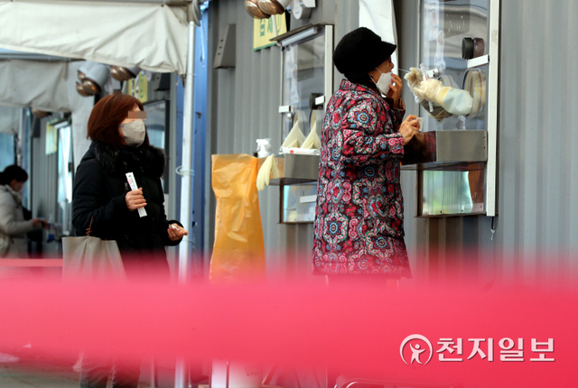 [천지일보=박준성 기자] 국내 신종 코로나바이러스 감염증(코로나19) 신규 확진자가 5352명으로 집계된 4일 서울 중구 서울시청 광장에 설치된 임시선별검사소에서 의료진이 코로나19 검사를 받는 시민의 검체를 채취하고 있다. ⓒ천지일보 2021.12.4