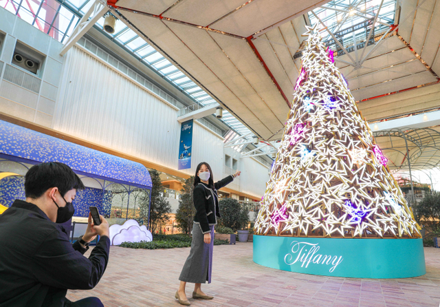 고객들이 5일 오전 서울시 영등포구에 위치한 더현대 서울 5층 ‘티파니 홀리데이 팝업’에서 기념사진을 촬영하고 있다. (제공: 현대백화점)