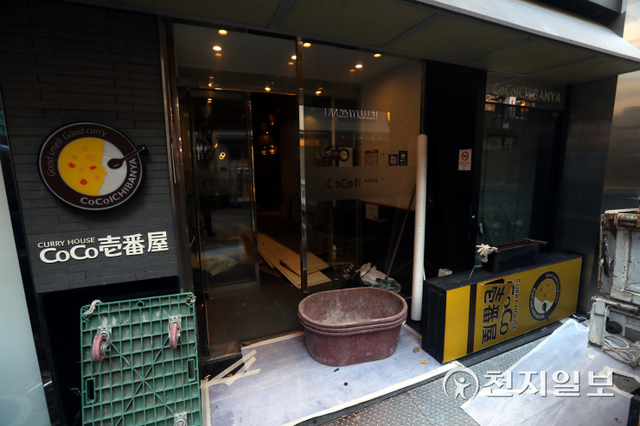 [천지일보=남승우 기자] 3일 오후 서울 종로구의 한 먹자골목 내 한 매장이 폐업으로 인해 철거되고 있다. 신종 코로나바이러스 감염증(코로나19) 확산세가 좀처럼 잡히지 않자 정부가 오는 6일부터 사적모임 인원제한을 수도권 최대 6명, 비수도권 8명까지로 축소하기로 했다. 위드 코로나 개시 후 약 한 달 만이다. 아울러 그동안 방역패스(접종증명·음성확인제)가 적용이 되지 않았던 식당과 카페에 대해서도 방역패스가 작용된다. ⓒ천지일보 2021.12.3