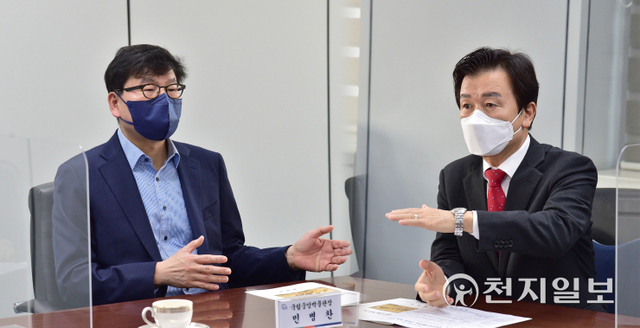 조규일 진주시장(오른쪽)이 지난 3일 민병찬 국립중앙박물관장을 만나 국립진주박물관 이전과 관련한 사항을 논의하고 있다. (제공: 진주시) ⓒ천지일보 2021.12.5
