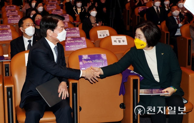 [천지일보=박준성 기자] 9일 오후 서울 강남구 코엑스 오디토리움에서 열린 제56회 전국여성대회에 참석한 정의당 심상정 대선후보와 국민의당 안철수 대선후보가 악수하며 인사를 나누고 있다. ⓒ천지일보 2021.11.9