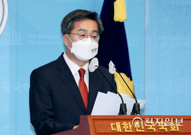 [천지일보=박준성 기자] 대선 출마를 선언한 김동연 전 경제부총리가 30일 서울 여의도 국회 소통관에서 기자회견을 열고 5호 대선 공약 을 발표하고 있다. ⓒ천지일보 2021.11.30