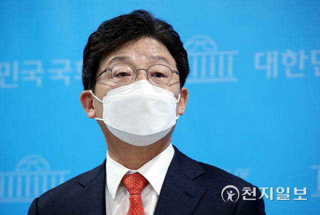 [천지일보=박준성 기자] 국민의힘 유승민 대선 경선후보가 29일 오전 서울 여의도 국회 소통관에서 현안 관련 기자회견을 마친 뒤 취재진의 질의에 답하고 있다. ⓒ천지일보 2021.10.29