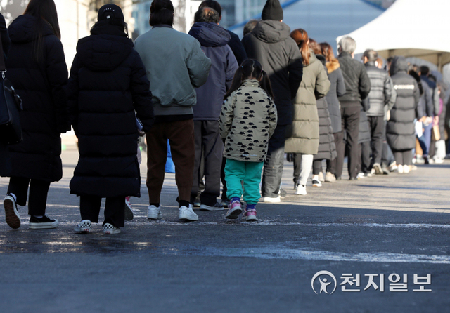 [천지일보=남승우 기자] 신종 코로나바이러스 감염증(코로나19) 신규 확진자가 5128명으로 집계된 5일 오전 서울역 광장 임시 선별검사소에서 시민들이 코로나19 검사를 받기 위해 줄을 서서 기다리고 있다. ⓒ천지일보 2021.12.5